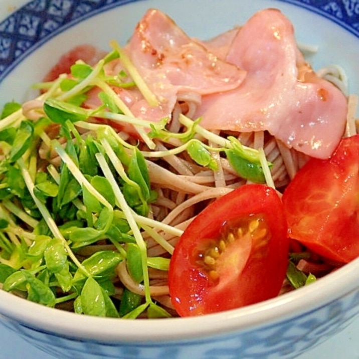 麺つゆで　ベーコンと豆苗とトマトのお蕎麦